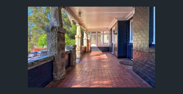 Spacious Coastal Family Haven – Just Steps from Coogee Beach - Photo 1