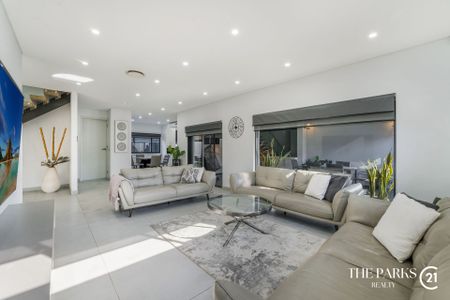 Stunning Modern Luxury Home ! - Photo 2