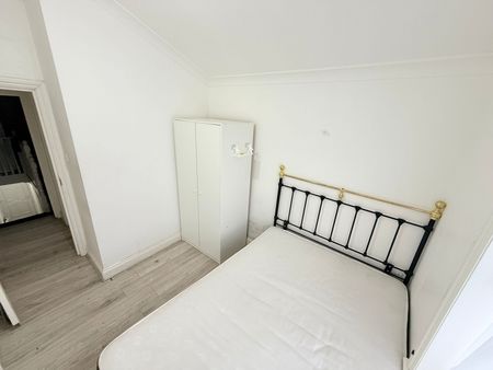 Medium size bedroom close to ilford station £750 pcm - Photo 3