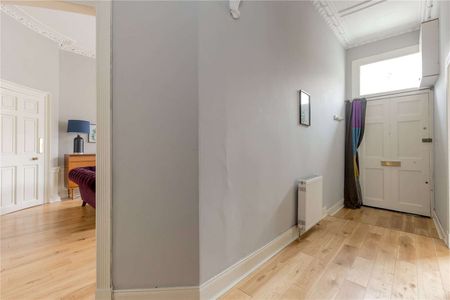 A beautifully presented and spacious main door two bedroom flat, available on a furnished basis in Edinburgh's Eastern New Town. - Photo 2