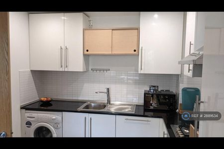 1 bedroom in a flat share to rent - Photo 3