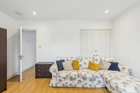 2 bedroom flat in London - Photo 4