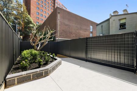 A sophisticated newly renovated terrace home located in a prime city-fringe location - Photo 5
