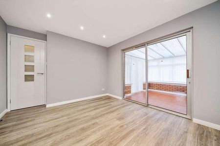 Springfield Park, Johnstone, PA5 - Photo 2