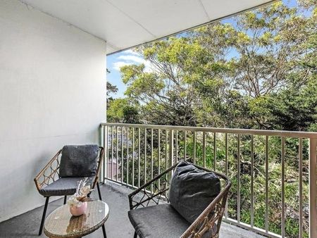 Renovated Sun-Filled And Spacious Two Bedroom Apartment Close To All Amenities - Entry Off Lindsay Street - Photo 3