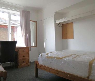 Bedroom Detached House In Winton, BH9 - Photo 2