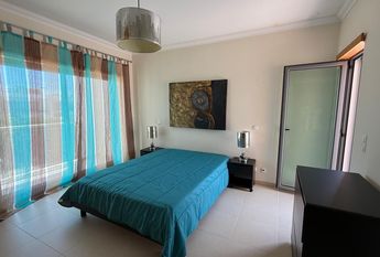 Apartamento T2 bem localizado em condomínio com piscina e garagem privada.