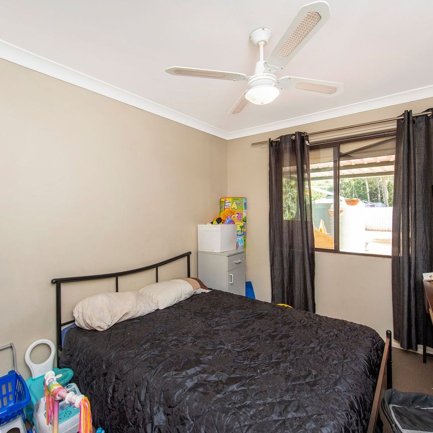 Spacious 4-Bedroom Home on a Huge Block – Walk to Mandurah Forum&excl; - Photo 1