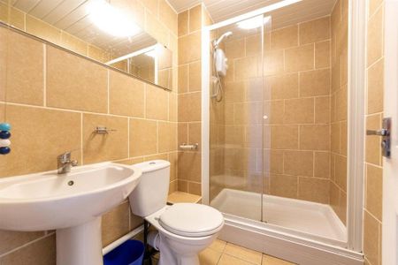 3 bedroom flat to rent - Photo 4