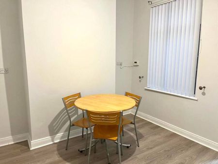 Partly Furnished 2 Bedroom Terrace - Photo 2