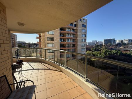 Modern Two-Bedroom Apartment in Prime Location - Photo 4