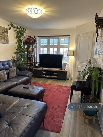 4 bedroom detached house to rent - Photo 4