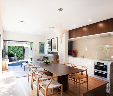 Stylish One-Bedroom Townhouse with Private Garden and Parking in No... - Photo 5