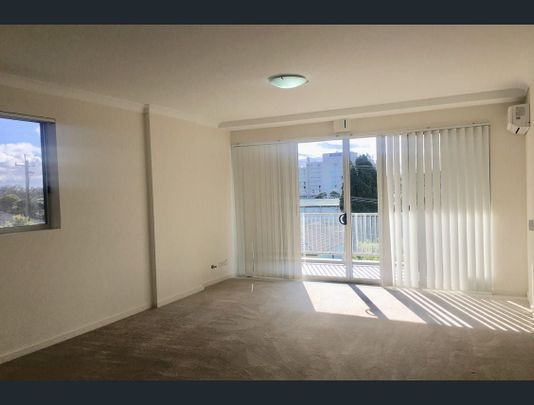 Two Bedroom Apartment in the Centre of Rosehill - Photo 1