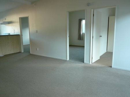 Spacious Top Floor 3BR City Apt with Balcony! - Photo 3