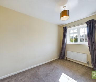3 bedroom House in Throgmorton Road, Yateley - Photo 6