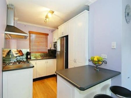 Top-Floor Apartment in Boutique Block – Peaceful Rainforest-Like Outlook - Photo 5