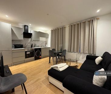 1 bedroom in a house share to rent - Photo 1