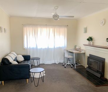 Fully furnished quaint cottage! - Photo 2