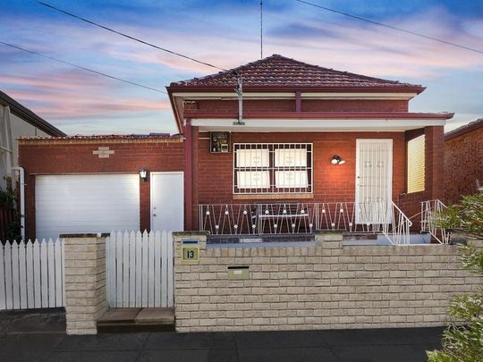 Conveniently Located, Sun-Filled, Modern And Spacious Two To Three Bedroom Family Home, Only Moments To Shops, Cafes And Transport - Photo 1