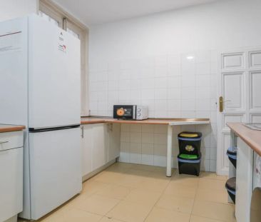 Room in a shared 6-bedroom apartment for rent in Palacio, Madrid - Foto 6