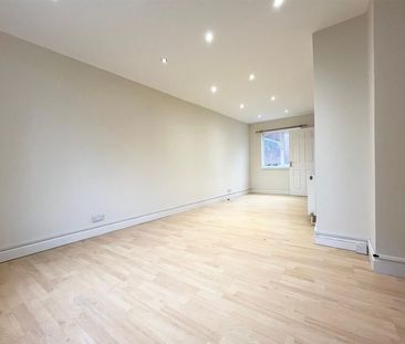2 Bedroom Flat - Above Shop To Let - Photo 1