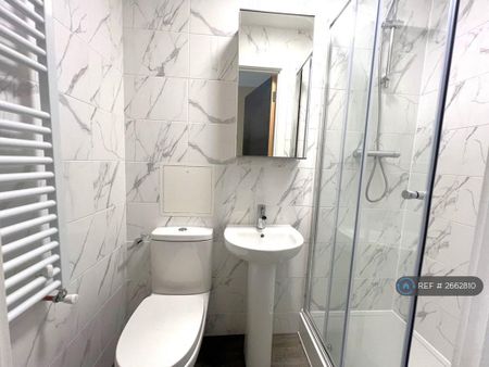 7 bedroom flat to rent - Photo 4
