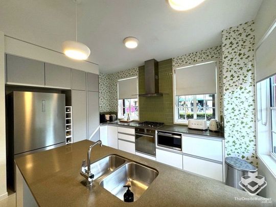 Fully Furnished - Bright and Spacious Home in Emerald Lakes - Photo 1