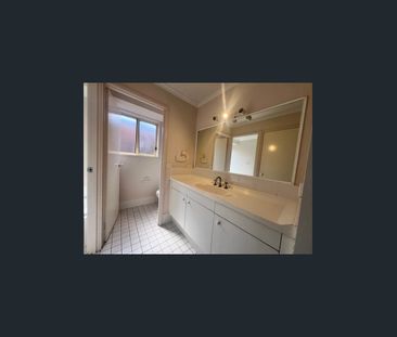 Established family home - Photo 5