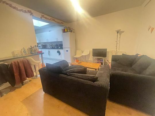 5 bedroom semi-detached house to rent - Photo 1