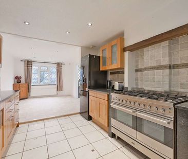 A spacious four bedroom detached home on the edge of High Wycombe - Photo 6