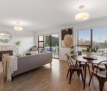 SECLUDED & SUNNY FAMILY HOME - Photo 3