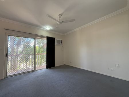 2 BEDROOM TOWNHOUSE IN CENTRAL LOCATION + TRANQUIL COURTYARD! - Photo 2