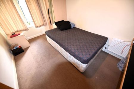 5 bedroom Flat in Kirkstall Lane, Leeds - Photo 3