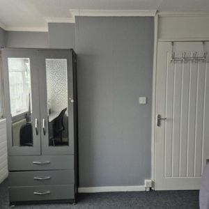 3 bedroom end of terrace house to rent - Photo 2