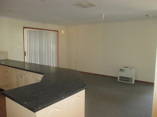 3 BEDROOM HOME AWAITS YOU ! - Photo 1