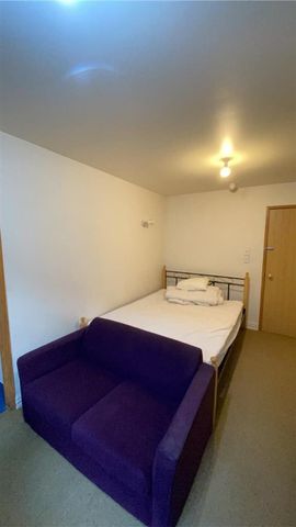 Centrally located boarding house room - Photo 4