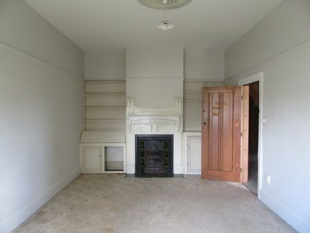 RICCARTON – LARGE CHARATCER HOME, 6 BEDROOMS, 2 HEAT PUMPS, GARDENER INCLUDED - Photo 2