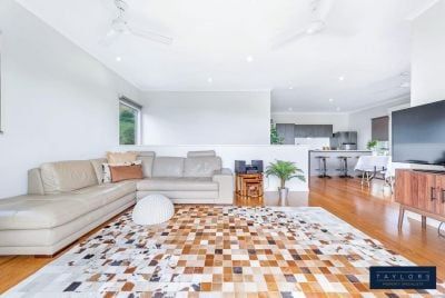 Light & Bright 4 Bedroom Home with Beautiful Sea Views - Photo 2