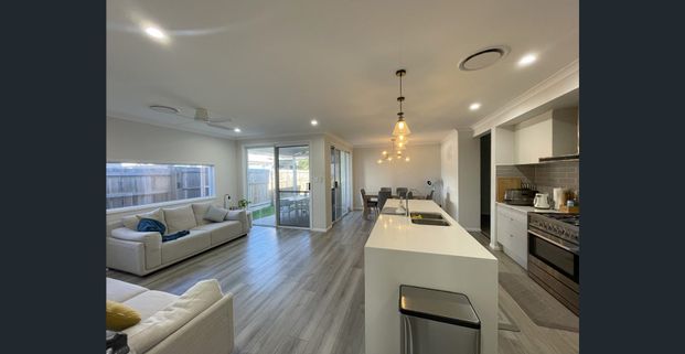 Discover Your Dream Home with Ducted Air Con and Solar Panel System. - Photo 1