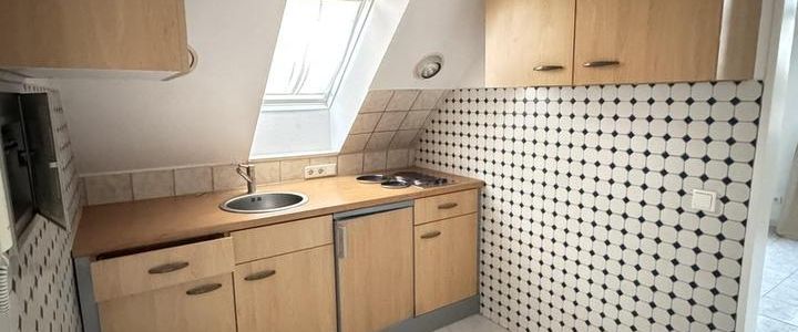 Helles Dachgeschoss-Apartment mit Einbauküche und Balkon - Foto 1