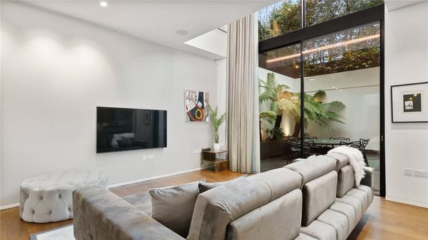 6 bedroom detached house to rent - Photo 1