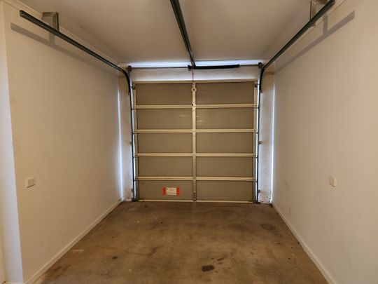 Stylish 2-Bedroom Townhouse - Photo 1