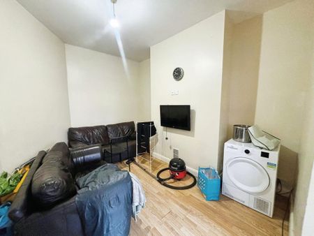 4 bedroom terraced house to rent - Photo 5