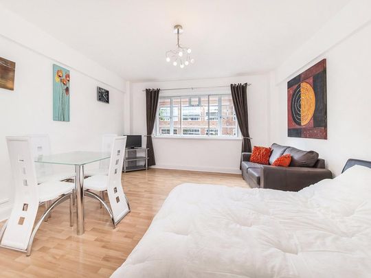 Studio to rent - Photo 1