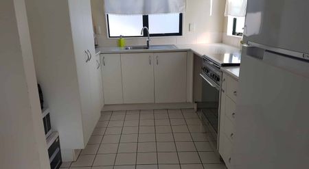 3 Bedrooms, New Lynn - Photo 3