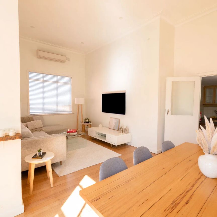 Move Right In: Fully Furnished Richmond Gem with Free Wi-Fi and Garden Care! *BOTH SHORT AND LONG TERM LEASE ACCEPTED * - Photo 1