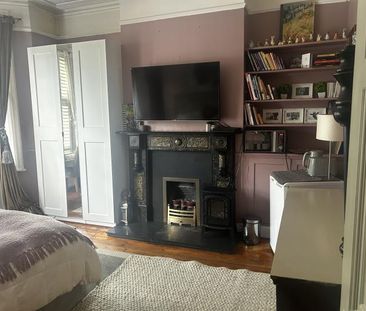 Spacious, beautifully furnished large bedroom with a charming bay w... - Photo 5