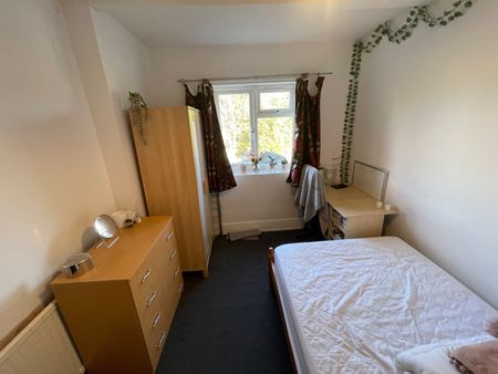 3 Bed Semi-Detached House, Broadlands Road, SO17 - Photo 3