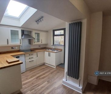 4 bedroom semi-detached house to rent - Photo 2
